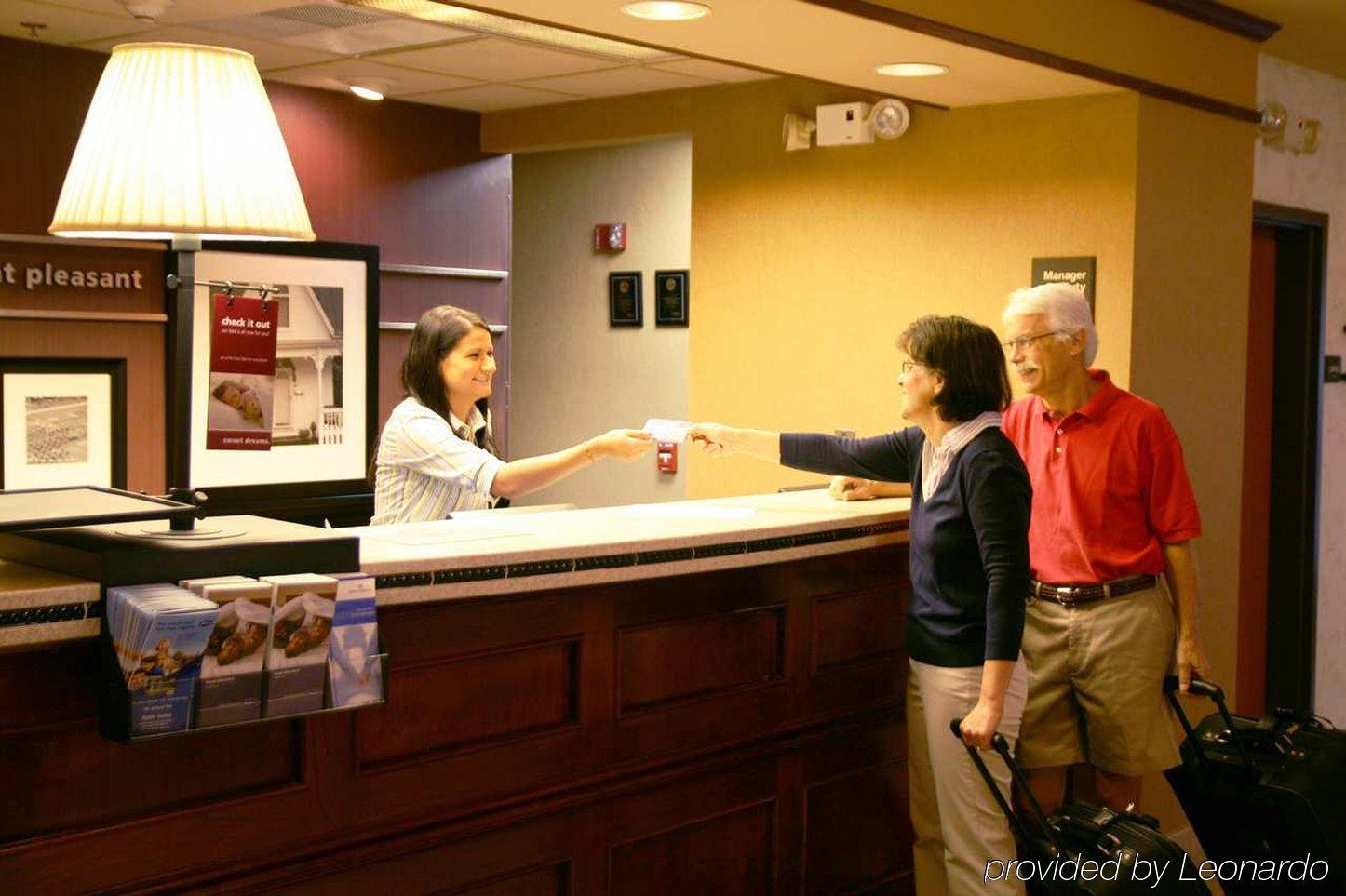 Hampton Inn Маунт-Плезант Интерьер фото